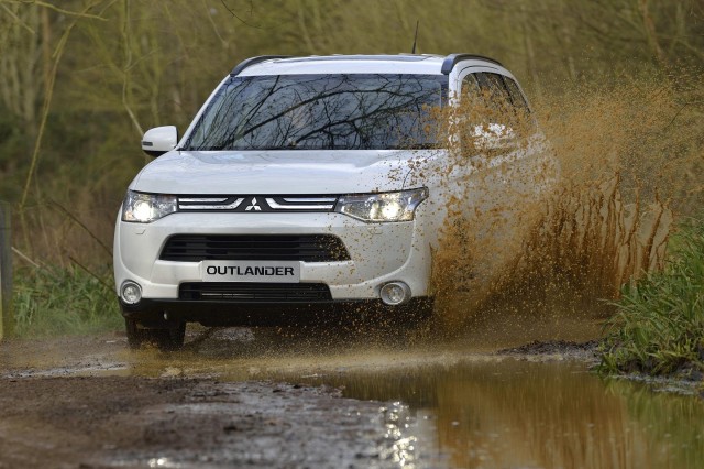 Mitsubishi Outlander 2013-8.jpg